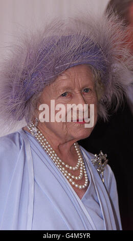 Die britische Königin Elizabeth die Königin Mutter kommt zur Hochzeit ihres Enkels Prinz Edward und Sophie Rhys-Jones in der St. George's Chapel in Windsor Castle. Das Königspaar, das sich bei einem Charity-Tennisspiel traf, wird künftig als Earl & Gräfin von Wessex bekannt sein. *4/8/99: Die Königin-Mutter feiert ihren 99. Geburtstag. Stockfoto