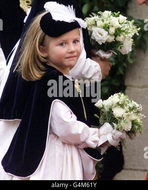 Die fünfjährige Brautjungfer Olivia Taylor erwartet die Ankunft von Sophie Rhys Jones vor ihrer Hochzeit mit Prinz Edward, dem jüngsten Sohn von Königin Elizabeth II., in der St. Georges Chapel in Windsor. Das königliche Paar wird in Zukunft als Graf und Gräfin von Wessex bekannt sein. Stockfoto