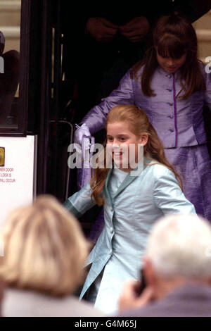 Prinzessin Beatrice (vorne) und ihre Schwester Prinzessin Eugenie kommen zur Hochzeit von Prinz Edward, dem jüngsten Sohn der britischen Königin Elizabeth II., und Sophie Rhys-Jones in der St. George's Chapel auf dem Gelände von Windsor Castle an. * Buckingham Palace gab bekannt, dass das königliche Paar in Zukunft als Earl and Gräfin von Wessex bekannt sein wird. Stockfoto