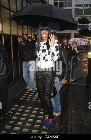 X Factor Judge Kelly Rowland trifft in den Radio 1 Studios im Zentrum von London ein, um auf der Chris Moyles Show zu erscheinen. Stockfoto