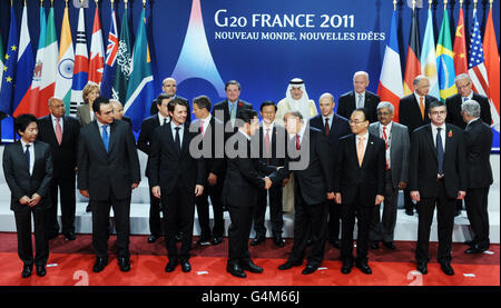 Der französische Präsident Nicolas Sarkozy chattet heute am zweiten Tag des G20-Gipfels in Cannes, Frankreich, mit den G20-Finanzministern. Stockfoto