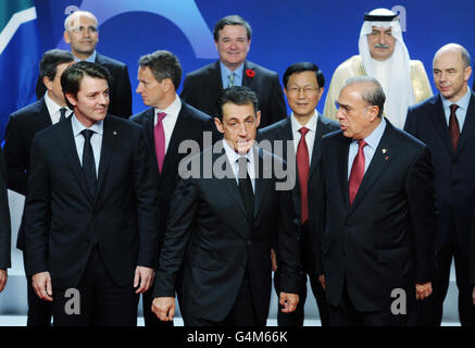 Der französische Präsident Nicolas Sarkozy chattet heute am zweiten Tag des G20-Gipfels in Cannes, Frankreich, mit den G20-Finanzministern. Stockfoto