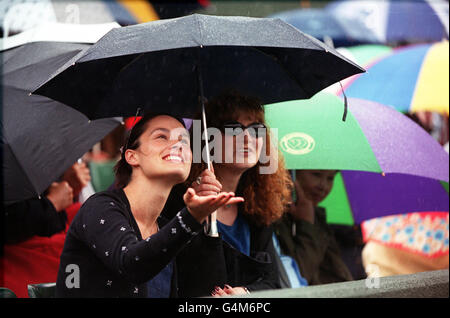 Tennis/Wimbledon Regenschirm fans Stockfoto