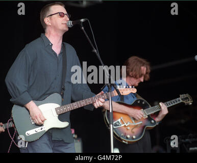 Billy Bragg. Billy Bragg, spielt live auf der Bühne beim Glastonbury Festival. Stockfoto