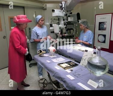 Die Königin trifft die Chirurge Carol Cunningham im Operationssaal des Moorfields Eye Hospital in London. Der Besuch sollte zur Feier des hundertjährigen Bestehens des Krankenhauses durchgeführt werden. Stockfoto