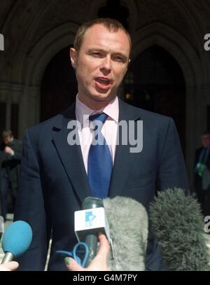 Der ehemalige Spandau Ballet Songwriter Gary Kemp vor dem Londoner High Court, wo er seinen Fall gegen den Saxophonisten Steve Norman, den Schlagzeuger John Keeble und den Leadsänger Tony Hadley gewann, die versuchten, Lizenzgebühren von ihm zu fordern. * Hunderttausende von Pfund Lizenzgebühren. Stockfoto