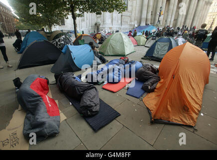 Demonstranten, die an der Occupy London Stock Exchange Demonstration vor der St Paul's Cathedral in London teilnehmen. Stockfoto