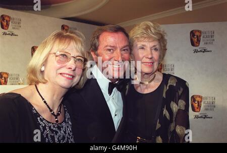 Des O'Connor mit Doreen Wise (links) und Joan Morecambe, Witwen der Comedians Eric Morecambe und Ernie Wise, die im Grosvenor House in London einen Sonderpreis bei den BAFTA Television Awards erhielten. Stockfoto