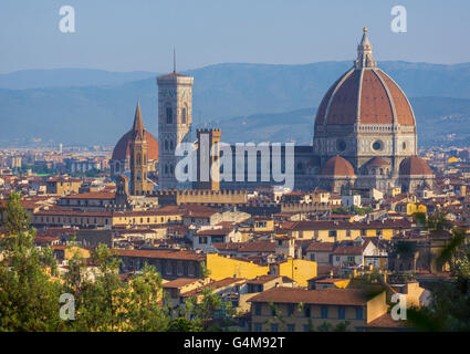 Florenz, Toskana, Italien.  Blick über die Stadt, den Dom - Cattedrale di Santa Maria del Fiore- und Campanile von der Piazza Stockfoto