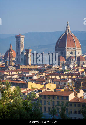 Florenz, Toskana, Italien.  Blick über die Stadt, den Dom - Cattedrale di Santa Maria del Fiore Stockfoto