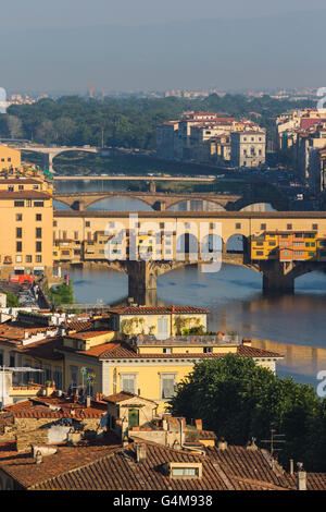 Florenz, Provinz Florenz, Toskana, Italien.  Blick vom Piazzale Michelangelo auf Brücken über den Fluss Arno. Stockfoto