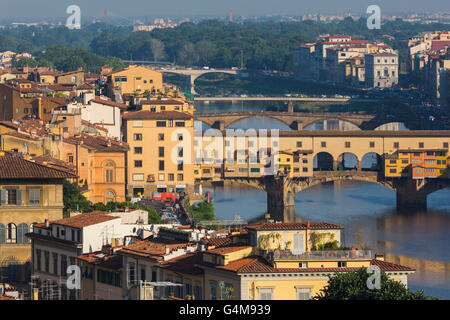 Florenz, Provinz Florenz, Toskana, Italien.  Blick vom Piazzale Michelangelo auf Brücken über den Fluss Arno. Stockfoto