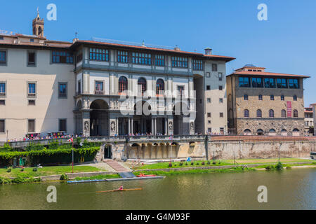 Florenz, Toskana, Italien.  Die Galerie der Uffizien gesehen über den Fluss Arno.  Rechts befindet sich das Museo Galileo. Stockfoto