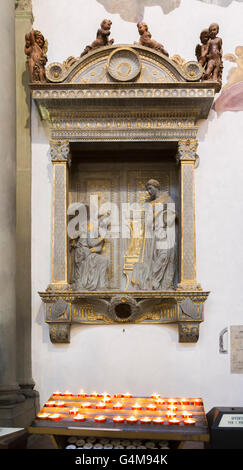 Florenz, Toskana, Italien.  Basilika Santa Croce.  Die Jungfrau und der Engel von Donatello. Stockfoto