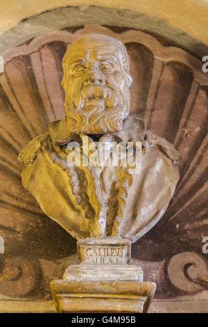 Florenz, Toskana, Italien.  Basilika Santa Croce.  Büste der italienische Astronom und Physiker Galileo Galilei 1564-1642. Stockfoto