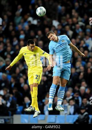 Fußball - UEFA Champions League - Gruppe A - Manchester City / Villarreal - Etihad Stadium. Edin Dzeko von Manchester City (rechts) und Bruno Soriano von Villareal kämpfen um den Ball Stockfoto