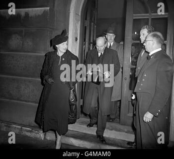 Der Oppositionsführer Clement Attlee und Dr. Edith Summerskill verließen den Jakobspalast, nachdem sie an der Sitzung des Privy Council nach dem Tod von König George VI. Teilgenommen hatten Der Rat wird automatisch nach dem Tod des Monarchen einberufen und wird traditionell als Beitrittsrat bezeichnet. Stockfoto