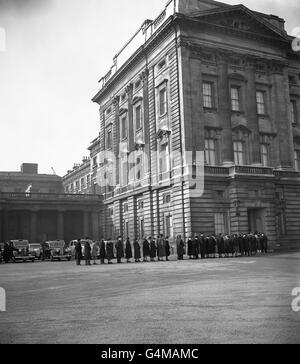 Nach dem Tod von König George VI. Stehen Menschen Schlange, um das Gästebuch im Buckingham Palace, London, zu unterschreiben. Stockfoto