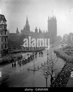 Die Kortege mit dem Sarg von König George VI, im Begriff, New Palace Yard vom Parliament Square zu betreten, als er in Westminster Hall ankam, um im Zustand zu liegen. Der drapierte Sarg mit dem Kranz der Königin-Mutter und der kaiserlichen Staatskrone wurde von der Königstruppe, der Königlichen Pferdeartillerie, auf einem Gewehrwagen gezogen. Stockfoto