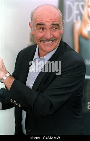 Der schottische Schauspieler Sean Connery, der während einer Fotoaufnahme auf dem Dach des Palais des Festivals am Tag der Premiere des Films „Einschlüsse“ bei den Filmfestspielen von Cannes in Frankreich abgebildet wurde. Stockfoto