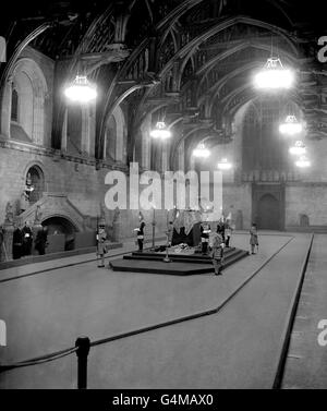 Die Szene in der Westminster Hall, London des im Zustand von König George VI liegenden. Die Wache von vier Offizieren der Haushaltstruppen, vier der Haushaltstruppen, vier der Leibgarde des Königs der Yeoman of the Guard und zwei Mitgliedern der ehrenwerten Corp of Gentlemen-at-Arms wird bis zur Beerdigung ununterbrochen aufrechterhalten. Stockfoto