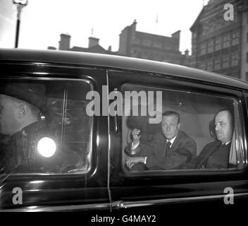 Der Herzog von Windsor, der ein schwarzes Armband trägt, hebt seinen Hut vor Zuschauern, die ihn bei seiner Ankunft im Marlborough House, London, dem Haus seiner Mutter Queen Mary, mit dem Auto begrüßten. Der Herzog war in London angekommen, um an der Beerdigung seines Bruders, König George VI., teilzunehmen Stockfoto