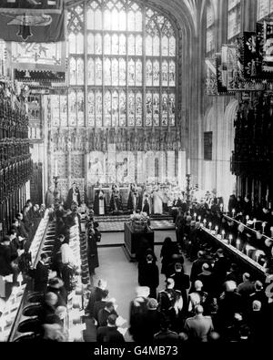 Das Begräbnis von König George VI, in der St. George's Chapel, Windsor Castle. Vor dem Altar steht der Erzbischof von Canterbury, Dr. Geoffrey Fisher. Unmittelbar hinter dem Sarg befinden sich die stark verschleierte Königin, die Königin Mutter, Prinzessin Margaret und die Prinzen Royal (die Schwester von König George, Prinzessin Mary). Stockfoto