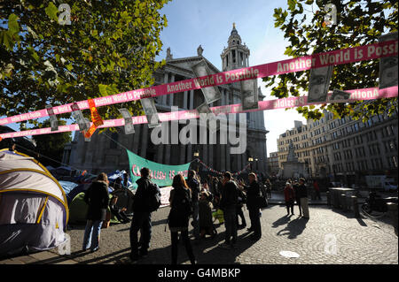 Die "Occupy the London Stock Exchange"-Demonstration durch die St Paul's Cathedral in London geht weiter. Stockfoto