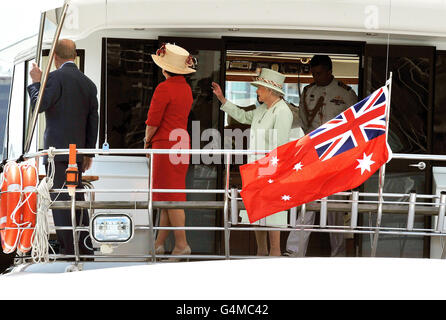 Queen Elizabeth II winkt den riesigen Menschenmassen am Ufer des Brisbane River zu, während sie und der Duke of Edinburgh (links) auf dem Motorcruiser Pure Adrenalin in in Brisbane, Australien, den Fluss hinunter fahren. Stockfoto