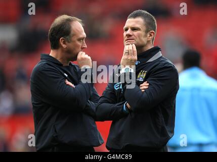 Fußball - Barclays Premier League - Manchester United / Manchester City - Old Trafford. David Platt, erster Mannschaftstrainer von Manchester City (links) Stockfoto