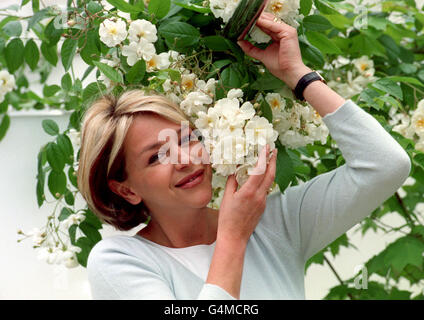 Männer, die sich schlecht benehmen, zeigen Leslie Ash während einer Fotoausstellung am Pressetag der Chelsea Flower Show in London, am Tag vor der Eröffnung der Show für die Öffentlichkeit. Stockfoto