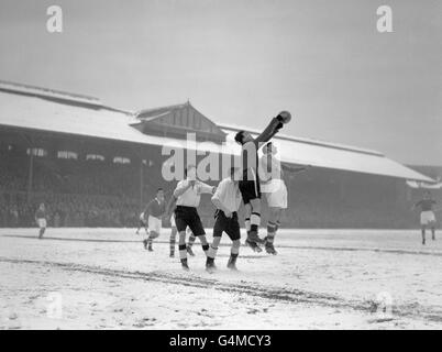 Fußball - League Division Two - Fulham gegen Birmingham City - Craven Cottage. Fulham-Torhüter Ted Hinton springt im Craven Cottage, London, bei schneebedeckten Bedingungen gegen Birmingham City ins Geschehen Stockfoto