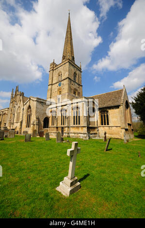 Alte englische Kirche und Friedhof in den englischen Cotswolds. Stockfoto