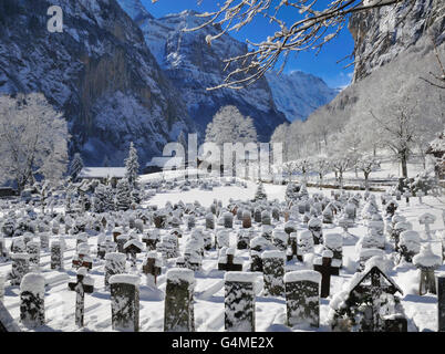 Schneebedeckten Friedhof und Tal Vista im Schweizer Bergdorf Stockfoto