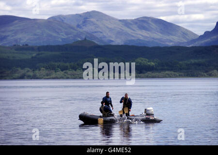 Ein Taucher der Küstenwache steigt in die Gewässer von Loch Awe in der Nähe von Oban, Argyll, Schottland, auf der Suche nach den Leichen von Martin Rush, 15, und Alan Pennel, 28. Die beiden wurden heute im Loch tot aufgefunden, nachdem ihr Boot am Vortag bei einem Angelausflug gesunken war. * am Vortag wurde ein weiterer Todesfall festgestellt, und drei weitere Passagiere konnten an Land schwimmen. Stockfoto