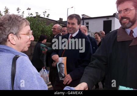 Mitchell McLaughlin (Mitte), Vorsitzender von Sinn Fein, und Gerry Adams, Präsident von Sinn sein, treffen Einheimische während des Wahlkampfs für die Europawahl. Stockfoto