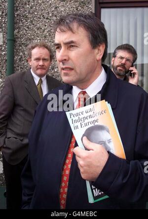 Sinn Fein-Sprecher Martin McGuinnness (links) und Präsident Gerry Adams (rechts) sehen sich an, wie der Vorsitzende von Sinn Fein, Mitchell McLaughlin, während seines Wahlkampfs zum Europäischen Parlament mit den Medien spricht. Stockfoto