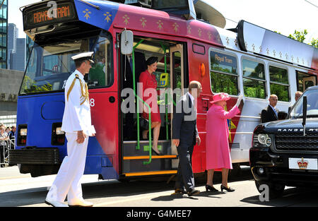 Queen Elizabeth II winkt, als sie und der Herzog von Edinburgh nach einer kurzen Fahrt durch das Stadtzentrum von Melbourne aus einer elektrischen Straßenbahn aussteigen, vorbei an riesigen Menschenmengen von Wasserflügelern in der südaustralischen Stadt. Stockfoto