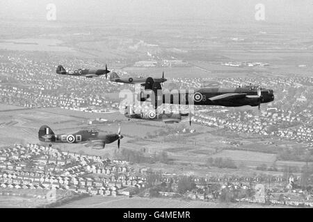 Die Flugzeuge des berühmten 'Battle of Britain Memorial Flight' der Royal Air Force während ihres Umzuges von RAF Coltishall nach RAF Coningsby. Die drei Spitfires und ein Sturm werden von einem Lancaster auf dem Weg zu ihrem neuen Zuhause geführt, nachdem Coltishall die neue Basis für die Jaguar Bodenangriffsflugzeuge wurde Stockfoto