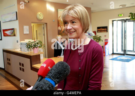 Die irische Präsidentschaftskandidatin Mary Davis spricht bei einem Besuch im New Life Centre in Darndale, Dublin, mit den Medien. Stockfoto