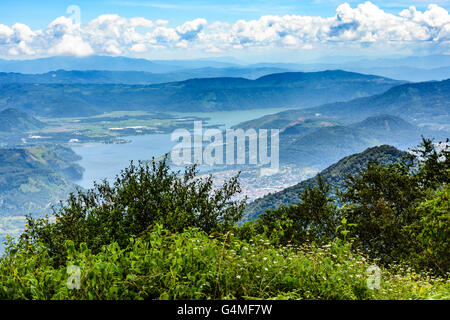 Blick vom Hügel in der Nähe von Antigua des Lago amatitlan in der Nähe von Guatemala City. Stockfoto