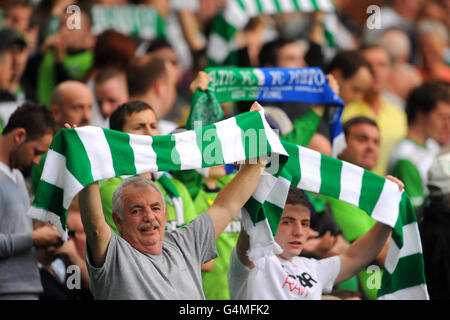 Fußball - UEFA Europa League - Gruppe I - Celtic V Udinese - Celtic Parkv. Celtic-Fans halten Schals in den Tribünen hoch Stockfoto