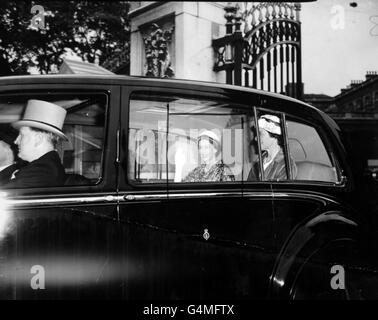 **gescannter Low-Res off-Kontakt** die Queen winkt, als sie vom Buckingham Palace auf ihrem Weg nach Epsom fährt, um die Oaks zu sehen. Stockfoto