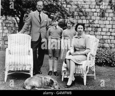 **gescannter Low-Res-off-Kontakt** Königin Elizabeth II und der Herzog von Edinburgh mit ihren beiden Kindern, dem Prinzen von Wales und Prinzessin Anne im Schloss Windsor. Mit ihnen ist Sugar, eine der Lieblingkorgis der Königin. Stockfoto