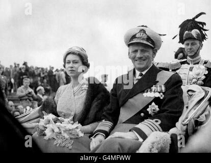 Königin Elisabeth II. Und König Frederik IX. Von Dänemark fahren in einer offenen Kutsche zum Schloss Amelienborg bei ihrer Ankunft in Kopenhagen. Stockfoto