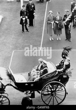 Der Herzog von Edinburgh, Königin Ingrid und Prinzessin Margrethe von Dänemark beobachten, wie die Königin in einer offenen Kutsche mit König Frederik IX. Zum Schloss Amelienborg fährt. Stockfoto