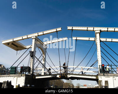 Blick auf Amsterdams berühmten Magere Brug oder "Skinny Bridge." Stockfoto