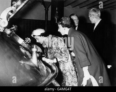 Zwei Königinnen - Elizabeth II. Von Großbritannien und Ingrid von Dänemark, rechts, blicken in einen der riesigen Bottiche der Carlsberg-Brauerei in Kopenhagen. Stockfoto