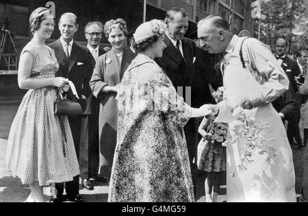 Königin Elisabeth II. Schüttelt sich die Hände mit einer Brauereiarbeiterin, die ihr geschenkt wurde, als sie mit König Frederik und Königin Ingrid von Dänemark die Carlsberg-Brauerei in Kopenhagen besuchte. Stockfoto