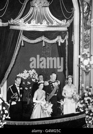 Königin Elisabeth II. Mit König Frederik und Königin Ingrid von Dänemark, bei der Galavorstellung des Königlichen Balletts im Königlichen Theater, Kopenhagen. Stockfoto